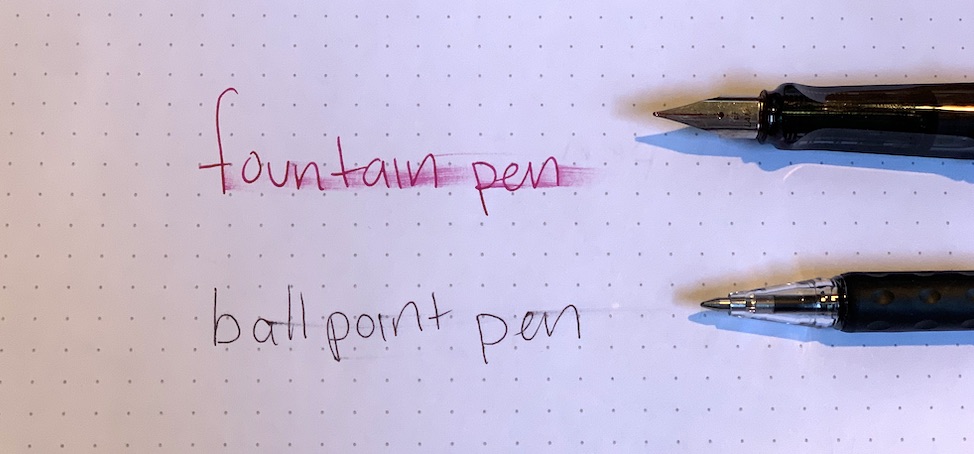 Jelaskan perbedaan pena logam dengan ballpoint